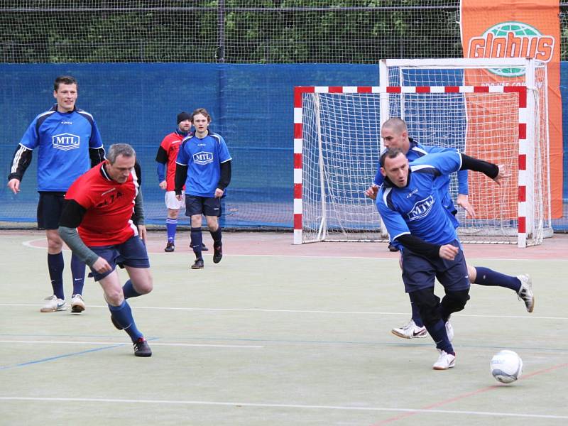 Letní futsalová liga: S.L.Z.A.Žížen-MTL Chomutov (v modrém)