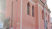 Prostor za pravoslavným kostelem svatého Ducha v Hálkově ulici je zpustlý.