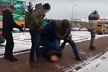 Policisté zadrželi podezřelého na parkovišti u chomutovského Globusu.