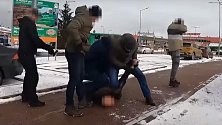 Policisté zadrželi podezřelého na parkovišti u chomutovského Globusu.