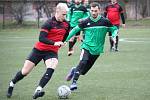 TJ Sokol Otvice - TJ Baník Březenecká Chomutov 2:1, domácí hráči v červeném.