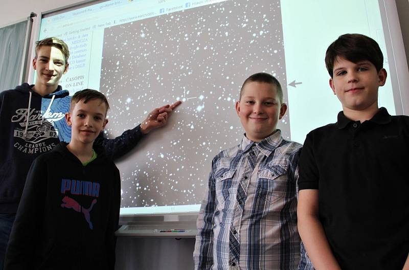 Šestnáctiletý Fabián Bodnár a jeho mladší kolegové z astronomického kroužku: Jan Beránek (13), Michal Pintr (12) a Martin Oršulák (11) se svou nově objevenou hvězdou