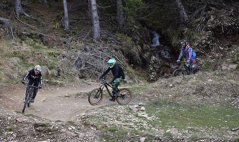 Na nejvyšší krušnohorském kopci se letos poprvé spustila lanovka. Slouží hlavně cyklistům, zároveň se totiž otevřel klínovecký trail park. Sobota 22. května