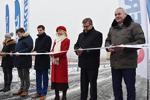 Novou silnici u Chomutova slavnostně otevřeli zástupci Ústeckého kraje, Chomutova i Otvic. Na snímku vpravo je náměstek hejtmana pro dopravu Marek Hrabáč, který je současně i primátorem Chomutova. Vedle něj je hejtman Ústeckého kraje Jan Schiller.