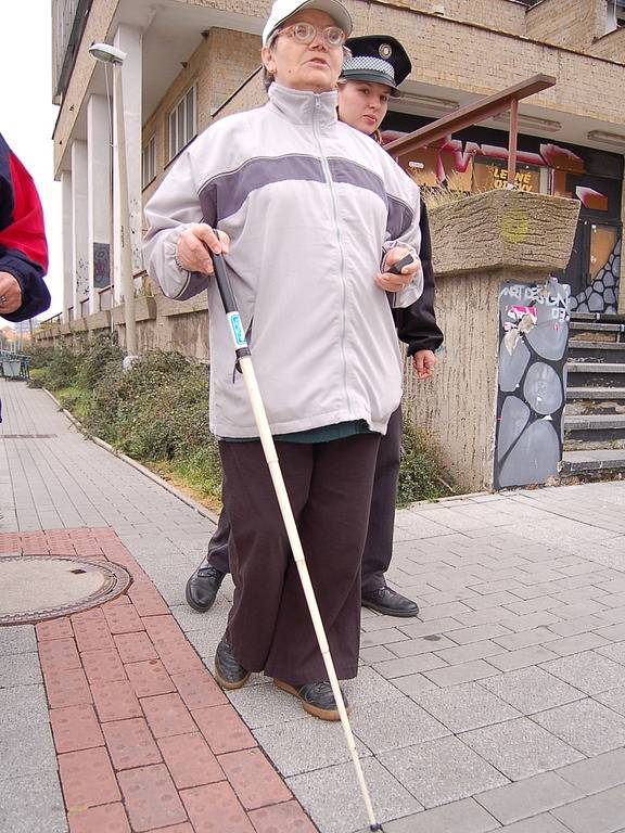 Procházka nevidomých s městskou policií odhalila nedostatky.