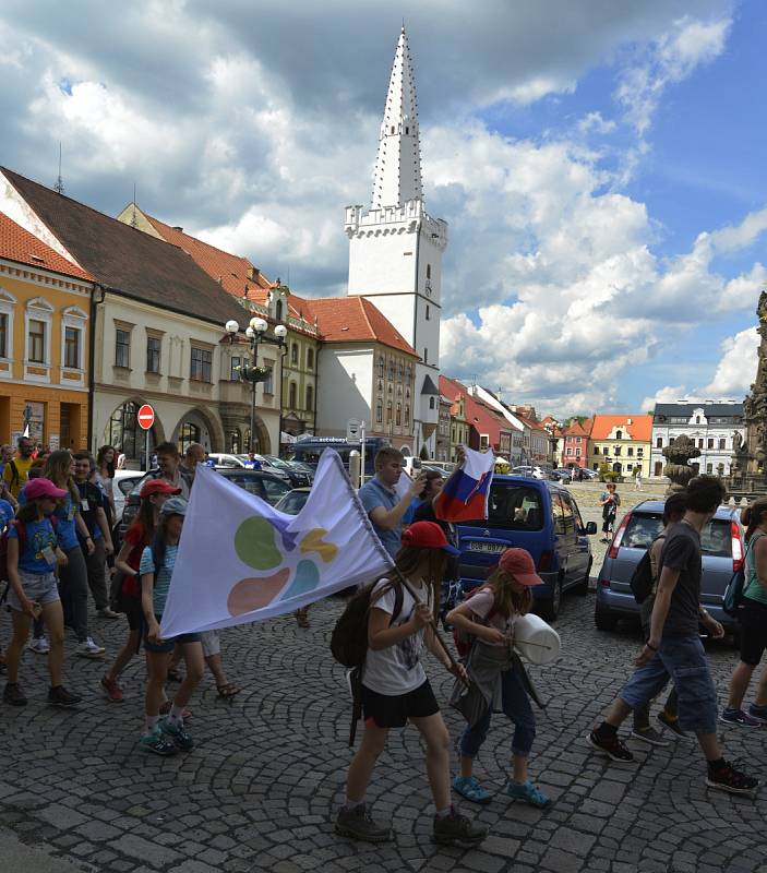 Studenti valili globus Kadaní k hradbám hradu