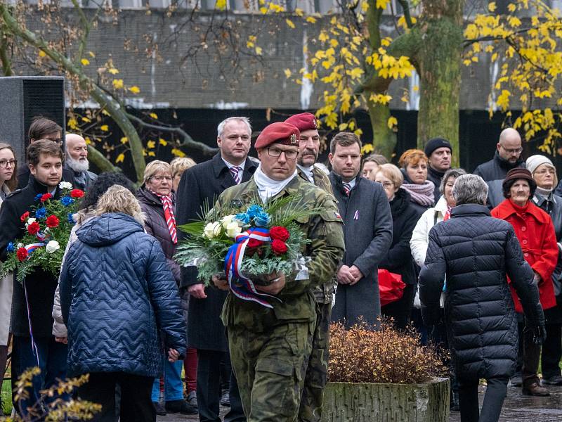 Občané Chomutova si 17. listopadu v městském parku připomněli výročí událostí roku 1989