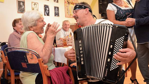 Senioři oslavili Oktoberfest.