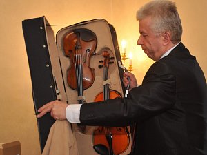 Houslový virtuos a umělecký ředitel přehlídky Jaroslav Svěcený ukázal na tiskové konferenci některé z exemplářů, které ozdobí výstavu houslí, viol a smyčců z osmi zemí. 