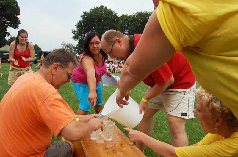 SLALOM. Jediná vodní disciplína v rámci neckyády. Soutěžící nejprve proběhli soustavou naplněných bazénků, poté s plným kýblem vody, která představovala pivo, zdolali slalom a nakonec s kýblem piva zamířili do hospody, kterou představovaly necky. Zde už z