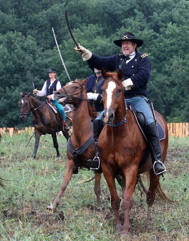 INDIÁNSKÉ VÁLKY.  Jezdecké kavalerii opět velel generál G.A. Custer v podání Václava Vydry.