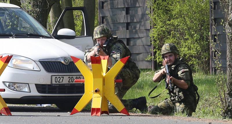 Cvičení aktivních záloh Hradba v rozvodně vysokého napětí u Kadaně