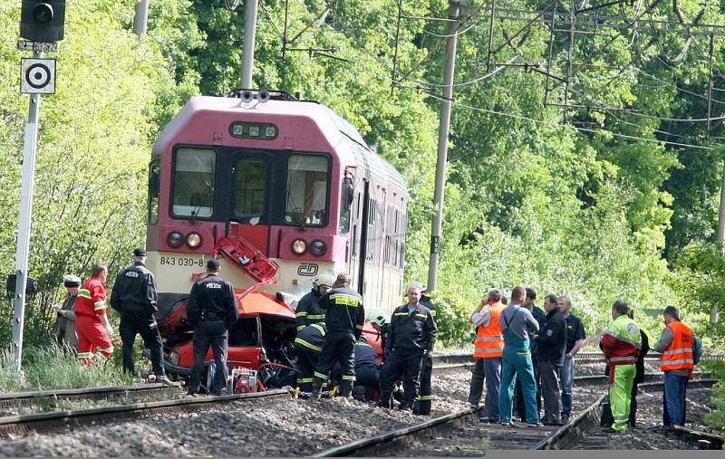 Hasiči vyprošťovali těla i auto z pod vlaku několik hodin,