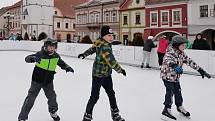 V Kadani na náměstí mají veřejné kluziště