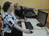 Klientka domova Alena Hillová si vyzkoušela nový počítač ve vzdělávací místnosti. Asistuje jí jirkovská místostarostka Dana Jurštaková.