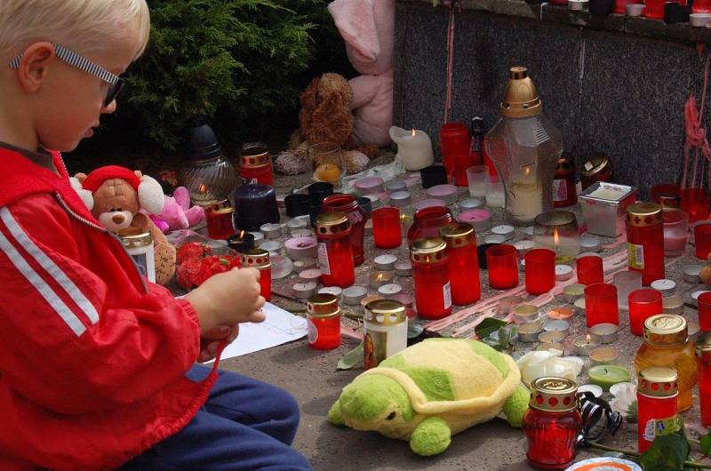 Před základní školou, do níž zavražděná dívka chodila, vzniklo pietní místo.