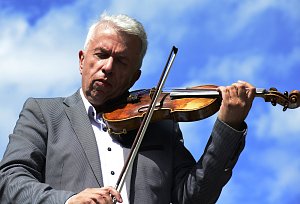 Houslista Jaroslav Svěcený.