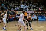 Chomutovské basketbalistky (v bílém) v souboji se Žabinami Brno.