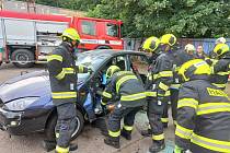 Hasiči z Klášterce nad Ohří a z Radonic cvičili vyprošťování zraněných osob z havarovaného auta.