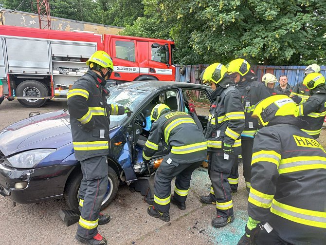 Hasiči z Klášterce nad Ohří a z Radonic cvičili vyprošťování zraněných osob z havarovaného auta.