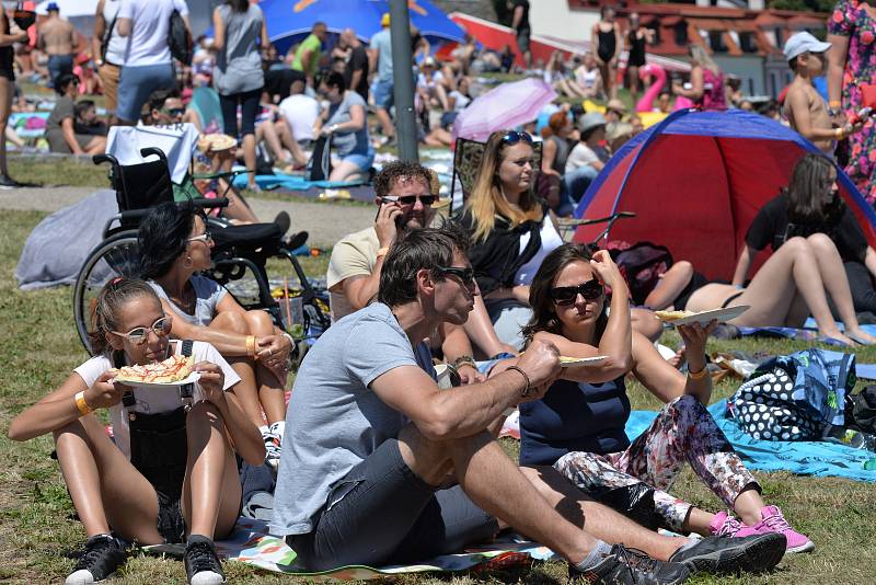 V sobotu 30. června proběhl další ročník  hudebního festivalu Vysmáté léto. Celý den se na pódiích střídaly kapely. Nádherné počasí za hradbami Kadaně přilákalo tisíce lidí. Nechyběla ani svatba.