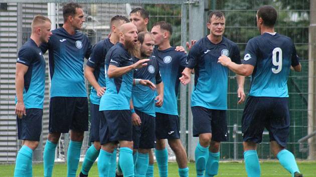 Chomutov (v modrém) v duelu s Chebem pokřil nové dresy. Byla z toho výhra 6:1.