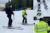 Policisté z Vejprt vyjeli otestovat nové "policejní" skialpové lyže do Skiareálu Klínovec.