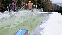 Párty u bazénu ve Ski areálu Alšovka u Klášterce nad Ohří.