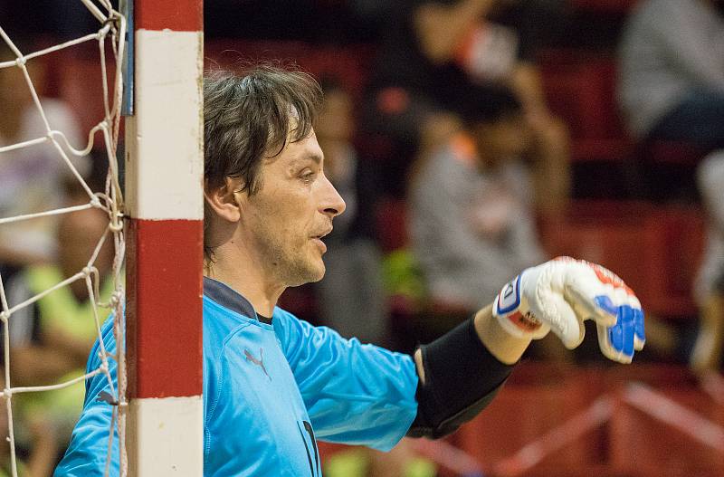 V chomutovské městské sportovní hale se dnes odehrál futsalový zápas Česko - Srbsko s výsledkem 3:4. Odveta se hraje za 14 dní v Srbsku.