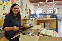 Věra Pokorná listuje v dětském oddělení Chomutovské knihovny knihami v ukrajinském jazyce.