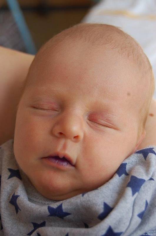 Mikuláš Jakubec se narodil mamince Aleně Zálešákové dne 22. 5. v 11:54 hod. v chomutovské porodnici. Měřil 49 cm a vážil tři kila.