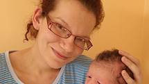 Malá Kristýna Kotherová spokojeně oddychuje u hrdé maminky Kamily Polákové z Chomutova. Ta ji přivedla na svět 3.1.2017 ve 23:05 hodin. V chomutovské nemocnici jí naměřili 48 cm a navážili 3,1 kg. 