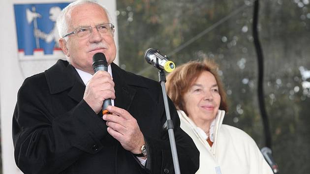 Prezident Václav Klaus a jeho manželka Livie Klausová zodpovídali otázky obyvatel a školáků z pódia. 