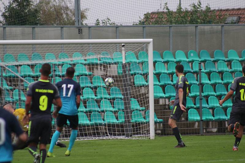 Chomutov (v modrém) v duelu s Chebem pokřil nové dresy. Byla z toho výhra 6:1.