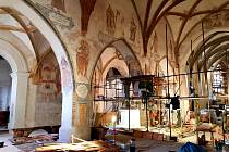 V kostele františkánského kláštera v Kadani dokončují práce restaurátoři