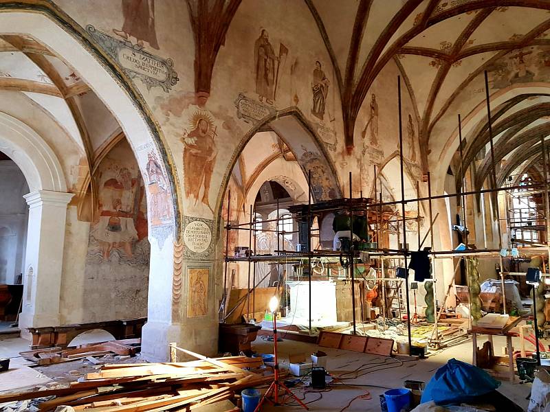 V kostele františkánského kláštera v Kadani dokončují práce restaurátoři