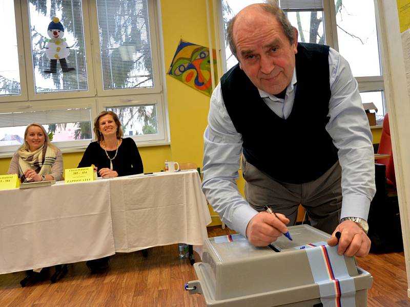 První den prezidentských voleb v Údlicích na Chomutovsku. Předseda komise František Peřina.