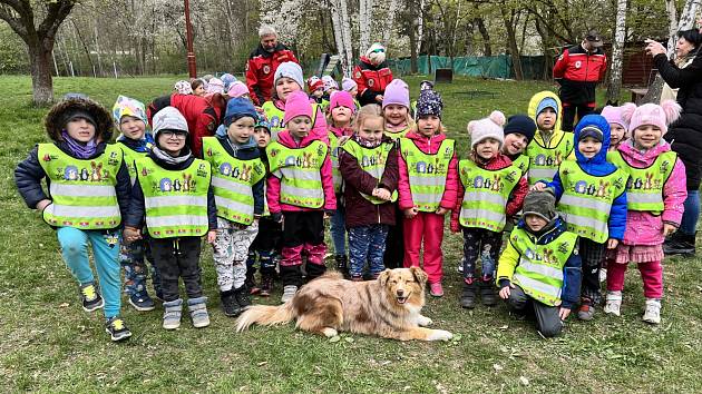 Děti z MŠ Blatenská viděly ukázku výcviku záchranářských psů