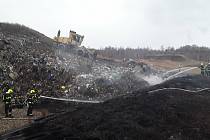 Požár na skládce komunálního odpadu ve Vysoké Peci na Chomutovsku.