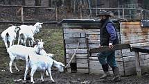 Farmář Radoslav Malarik na své farmě v Drmalech