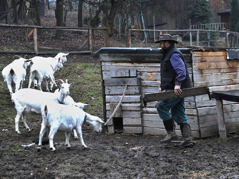 Farmář Radoslav Malarik na své farmě v Drmalech