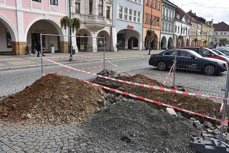 Archeologové mohli důkladně prozkoumat historické vrstvy pod povrchem náměstí 1. máje v Chomutově. Bylo to díky stavebním výkopům.