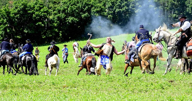 Na prostranství za Březnem u Chomutova se v historické bitvě utkali indini a vojska generála Custera.