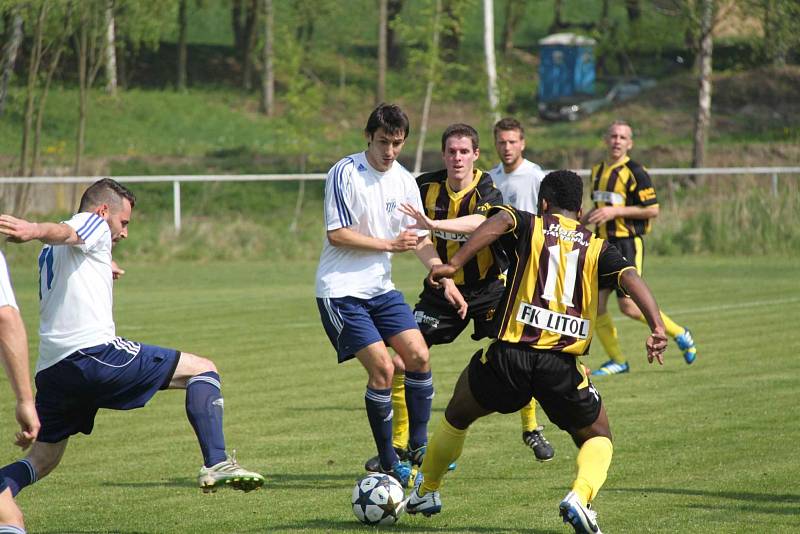 AFK LoKo Chomutov - FK Litol 4 : 1, domácí v bílém.