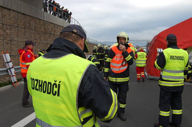 Taktické cvičení na rychlostní komunikaci R7 na Chomutovsku.