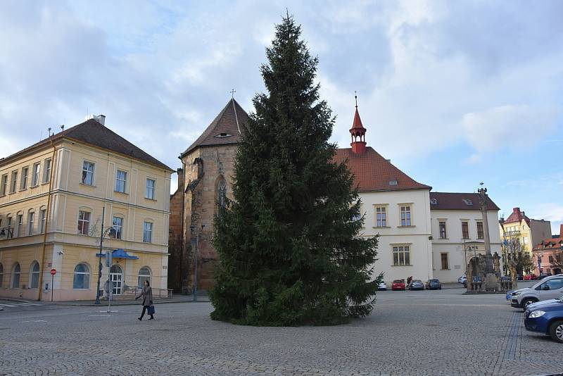 Na chomutovském náměstí 1. máje už stojí vánoční strom.