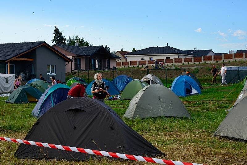 V sobotu ráno se vydal pochod o několika stovkách lidí z kempu, které vyrostl v Okoříně poblíž Strupčic.