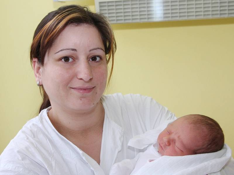 Maminka Karla Machová z Kadaně porodila 26.1. 2009 ve 3.45 hodin syna Jana. Chlapeček měří 53 centimetrů a váží 3,4 kilogramů.