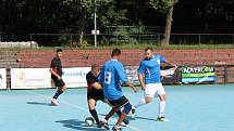 2. letní futsalová liga CHLMF a zápas Draci Most - Union Brothers, hráči Draci Most v černém.