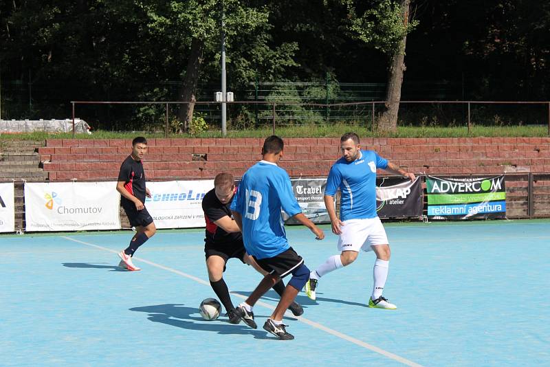 2. letní futsalová liga CHLMF a zápas Draci Most - Union Brothers, hráči Draci Most v černém.